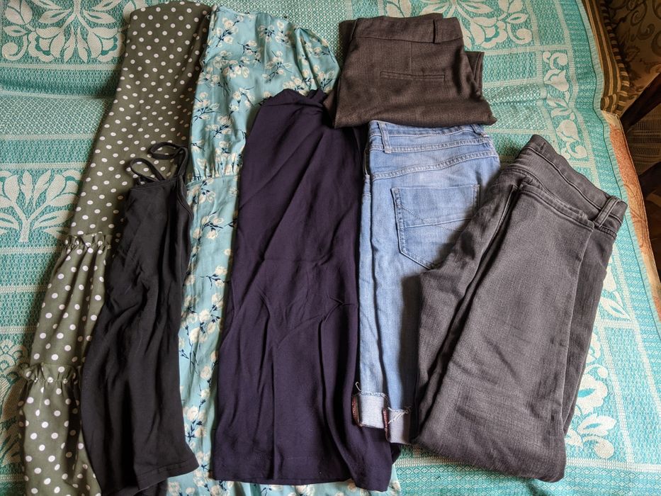 Речі пакетом джинси, шорти, бріджи, плаття.