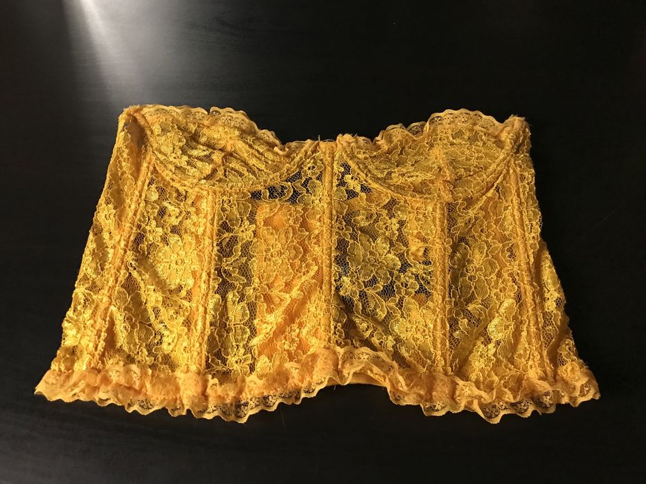 Помаранчевий корсет.