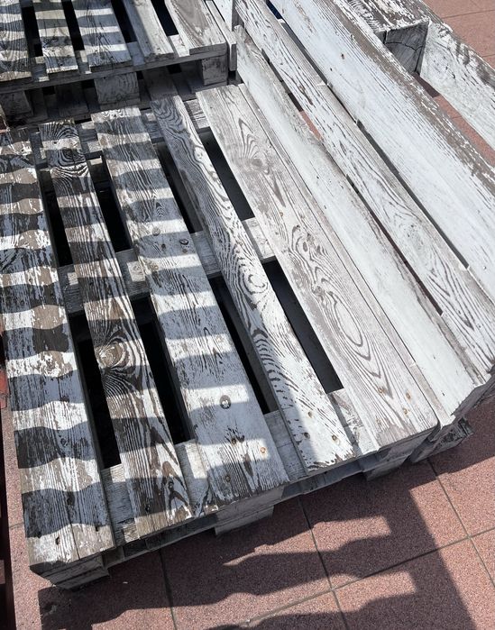 Narożnik z palet biały materace pokrowce meble ogrodowe
