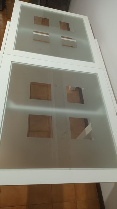 Mesa extensivel em madeira maciça e tampo em vidro