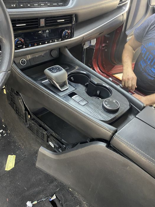 Салон , електроніка, музика Nissan Rogue t33 2021,