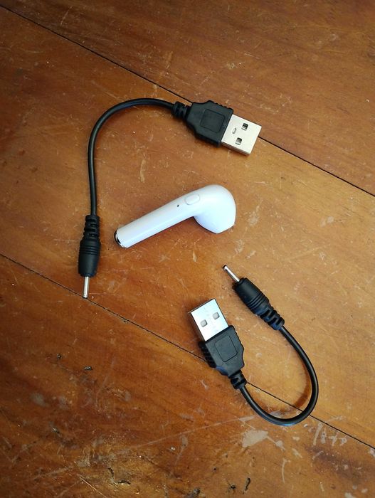 Auricular Bluetooth + dois cabos USB de carregamento com ficha P4/DC