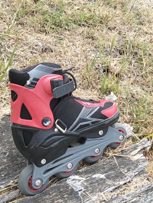 Patins em linha preto e vermelho