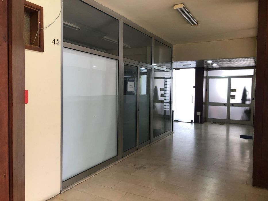 Arrenda-se  loja na Rua Professor Bento de Jesus Caraça, 43