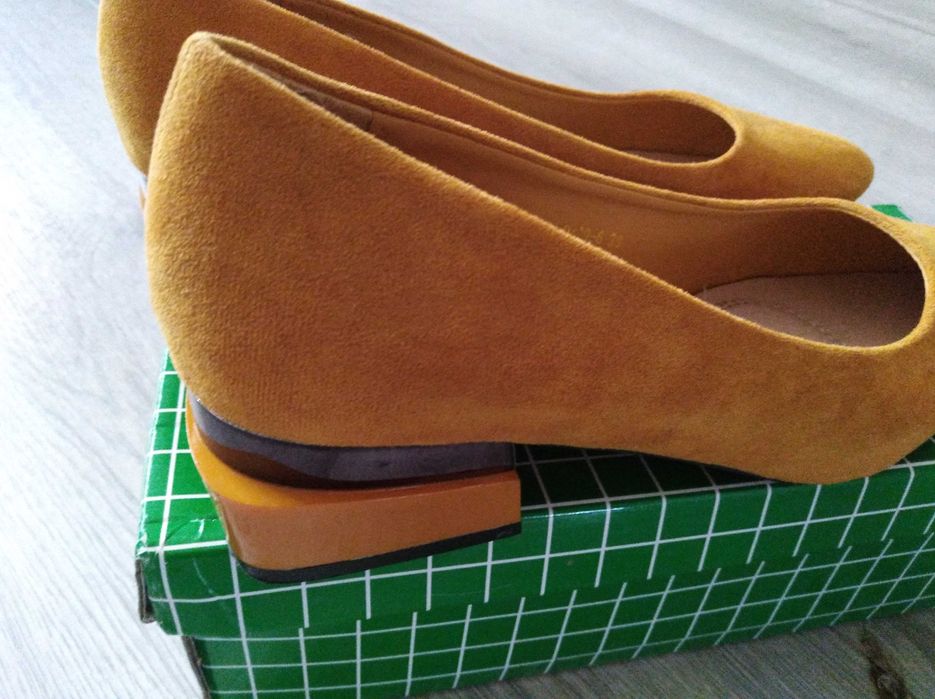 Туфлі жіночі на низькому каблуку