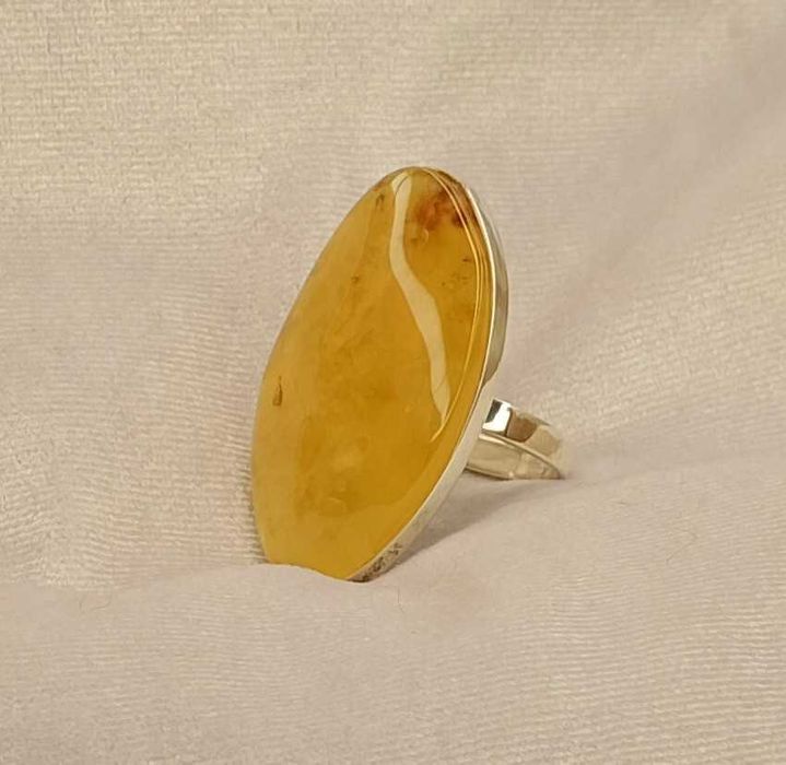 Srebrny pierścionek z bursztynem