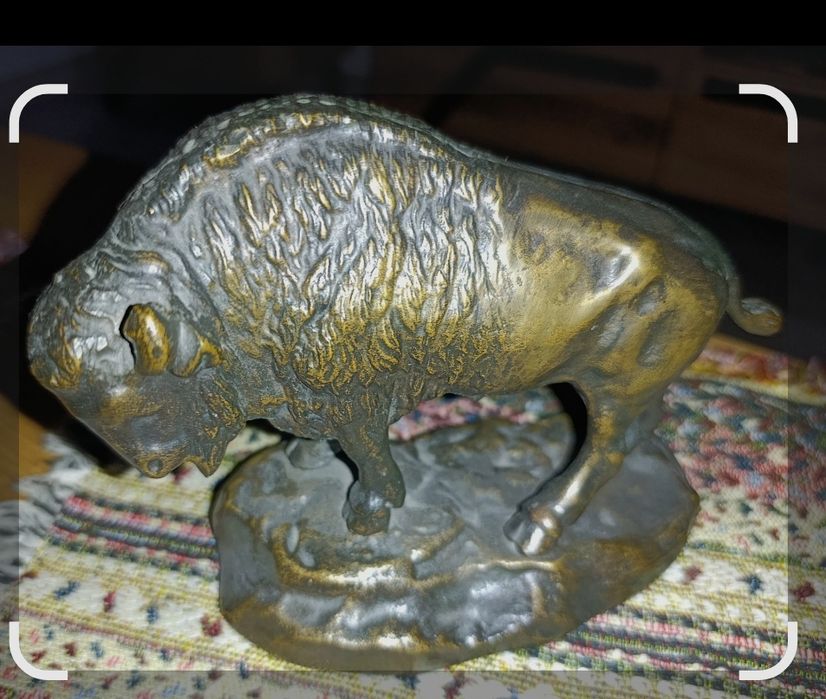 Żubr wykonany z brązu.