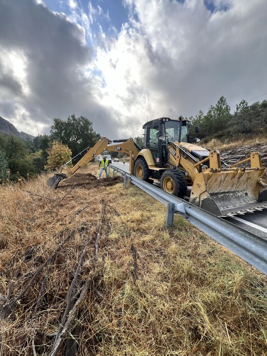 Prestação de serviços Retro-escavadora