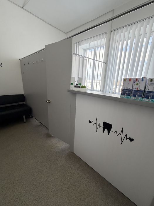 Рецепція з перегородкою та столом