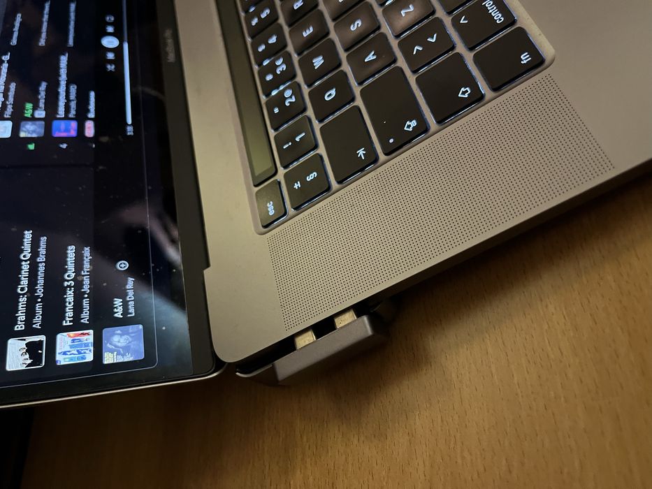 Macbook pro 16” i9 16gb ram 1Tb ssd touchbar