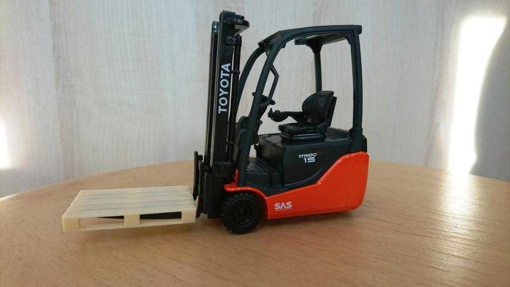 TOYOTA Traigo kolekcjonerski model wózka widłowego skala 1/23