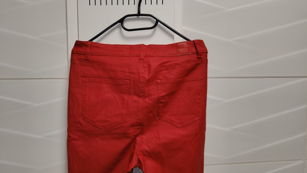 Spodnie Chloe r. 14R pas 76 cm woskowane czerwone