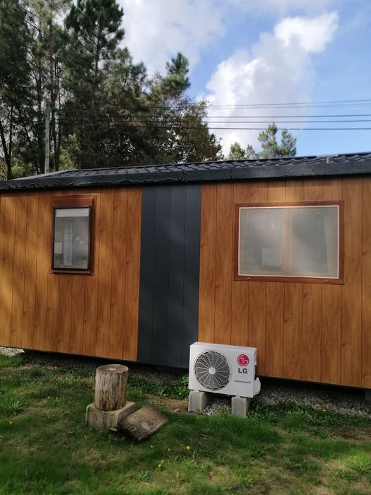 Terreno urbano com casa móvel