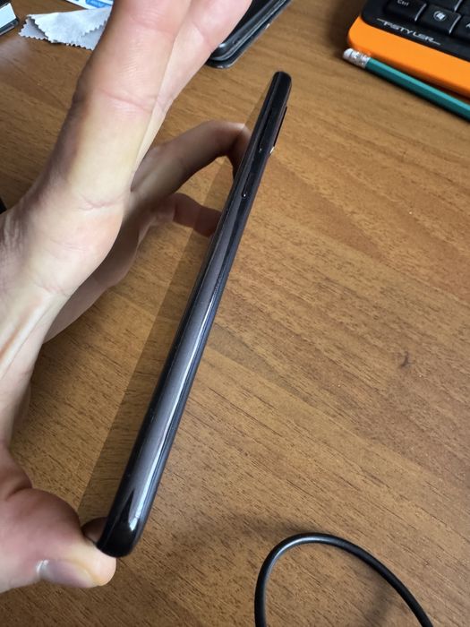 Samsung A31, 4gb оперативы, 64gb встроеная + слот.