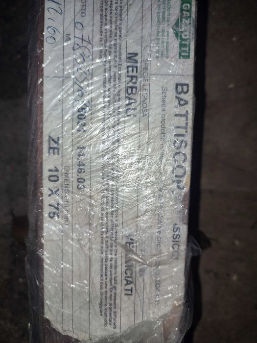 Плінтус для підлоги, натур червоне дерево Мербау, 67 м, Italy, фабріка