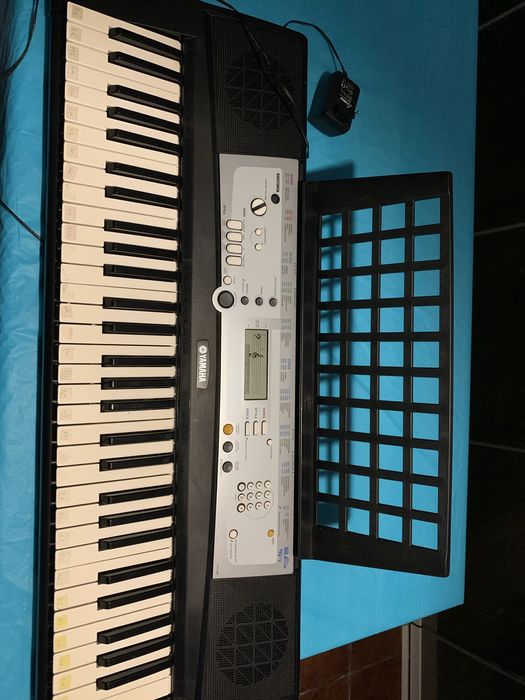 Orgão digital preto marca Yamaha