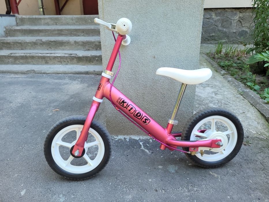 продам детский беговел для девочки в отличном состоянии