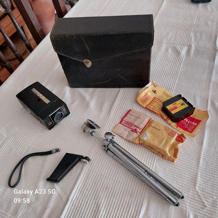 Lote Vintage: Câmara de Filmar Wards 701 8mm + Tripé + 2 Filmes Kodak