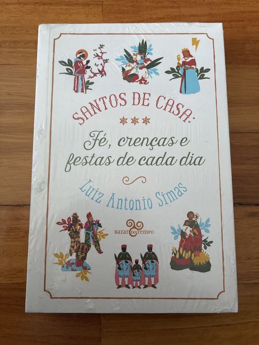 Livro Santos de Casa:Fé, Crenças e Festas… - Luiz Antonio Simas