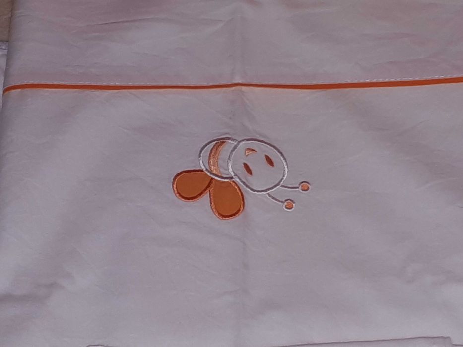 Conjunto dos lençóis para a cama do bebê