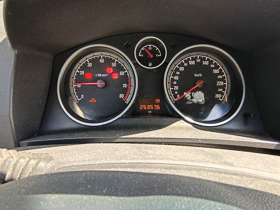Opel Zafira  b . Uszkodzony