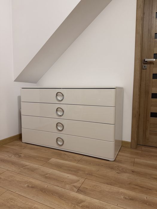 Sprzedam komodę z srebrnymi uchwytami