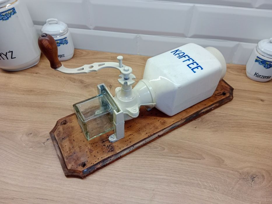 Przedwojenny wiszący młynek do kawy