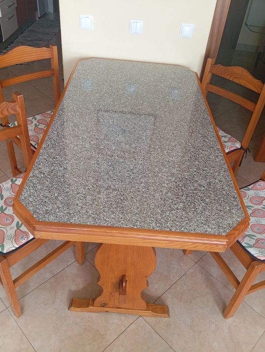 Mesa e cadeiras de cozinha em madeira