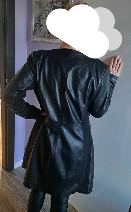 Czarna taliowana dopasowana skórzana sukienka-płaszczyk na suwakUNIKAT