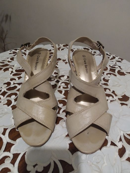 Sandałki na obcasie.