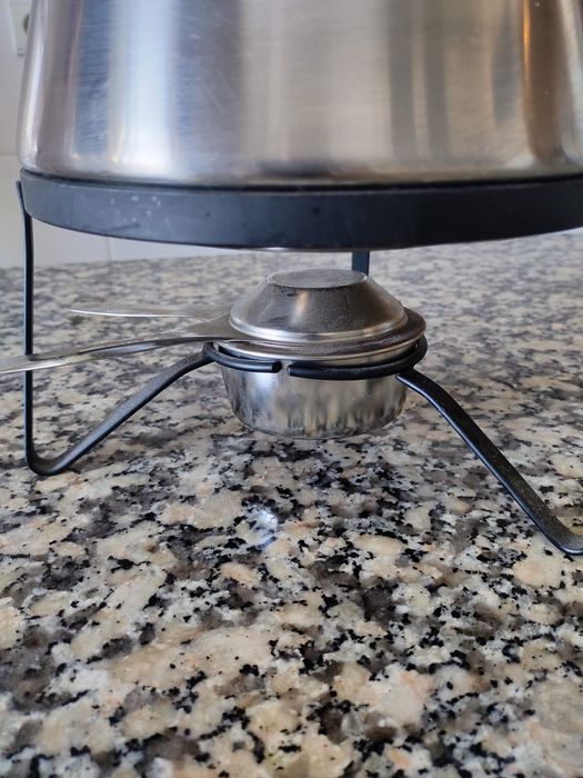 Fondue em inox com pega de Madeira.