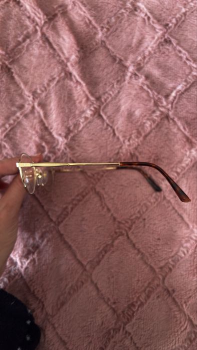 Armação de óculos dourada e castanha