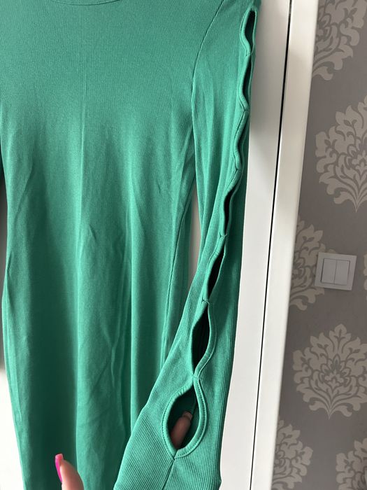 Zielona sukienka z wycięciami