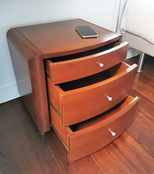 Mesa cabeceira em madeira maciça - OFERTA de COLÇHÃO