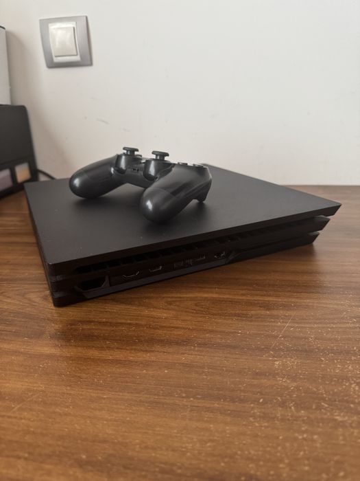 PlayStation 4 Pro + 1 Comando – Excelente Estado (sem caixa)