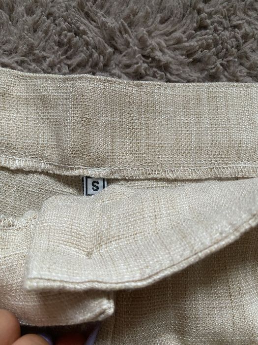 Beżowe spodenki z przewiewnego materiału