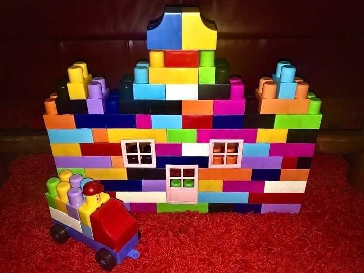 Duży zestaw klocków z autami, oknami, drzwiami i ludzikiem