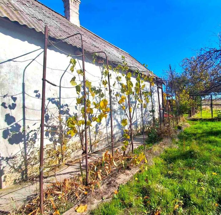 Будинок з великою земельною ділянкою 10 км. від Одеси.