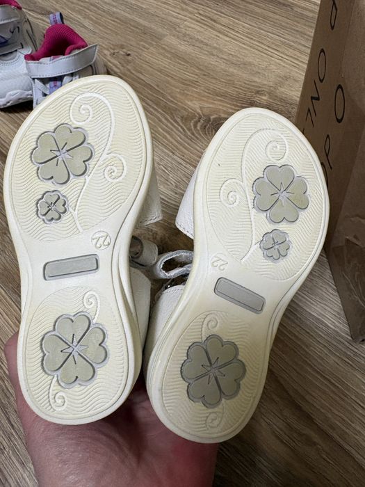 Босоніжки шкіряні 22 розмір нові