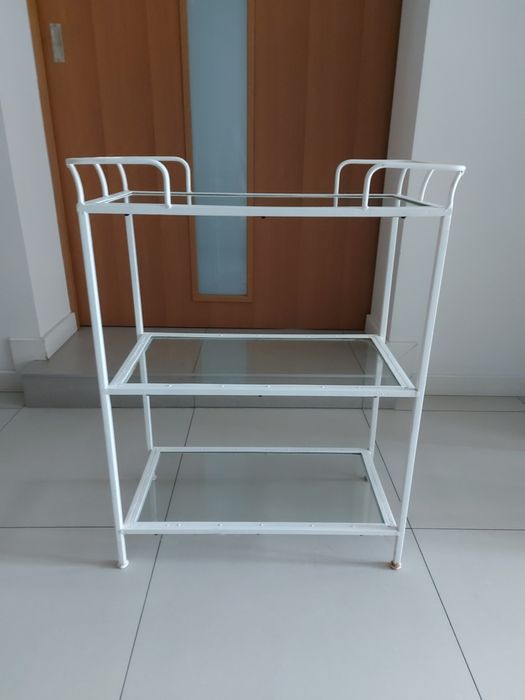 Regał metalowo ze szklanymi półkami biały