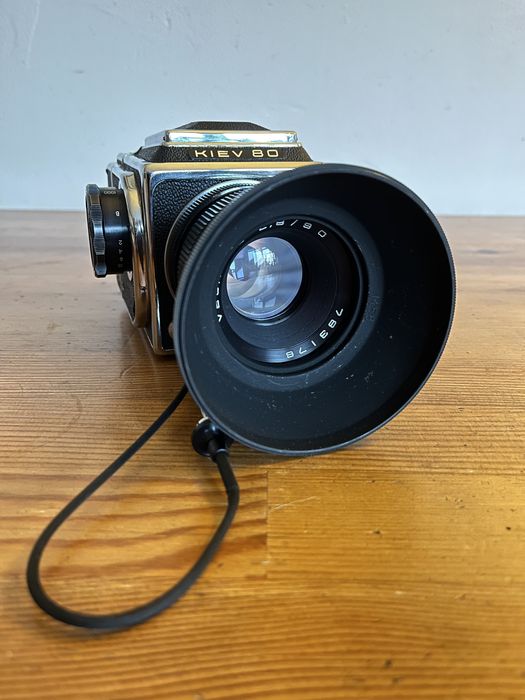 Aparat średnioformatowy KIEV 80 z dwoma obiektywami i magazynkami
