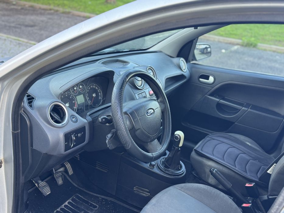 Ford fiesta 1.2 gasolina ano 2006 em bom estado geral.