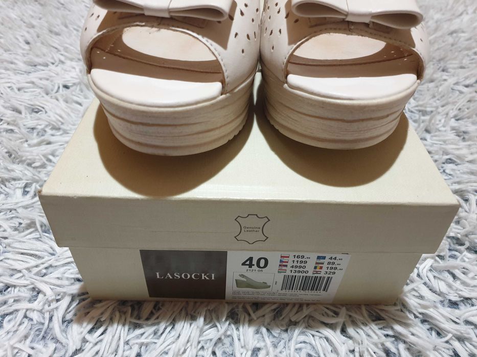 Białe skórzane sandały na koturnie, 100% skóra,  r. 40, Lasocki
