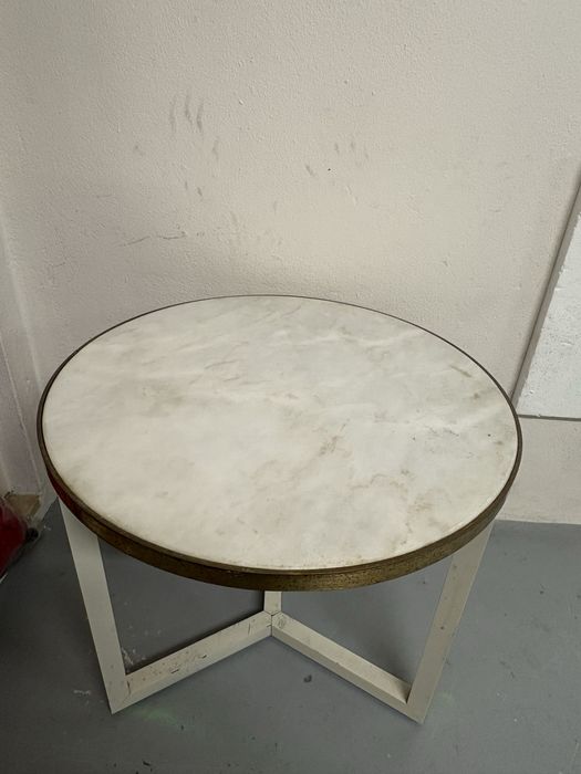 Mesa de apoio com tampo em mármore