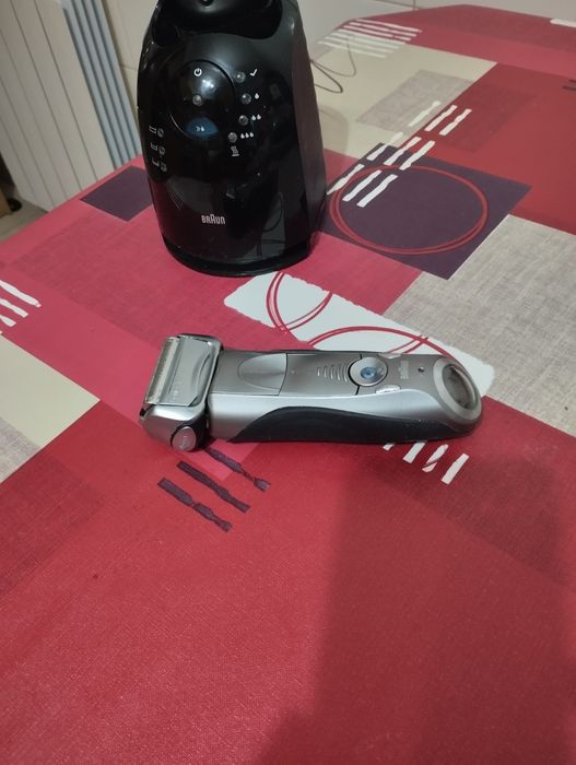 Máquina de barbear e estação de limpeza e carregamento