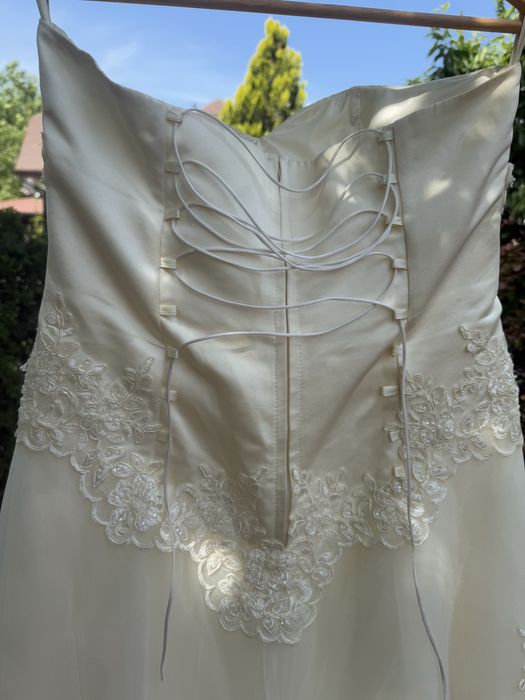 Прокат або продаж весільноі сукні колір Айворі