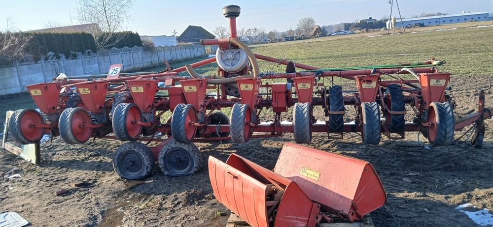 Siewnik do kukurydzy 8 rzędowy 8 sekcji z podsiewaczem becker