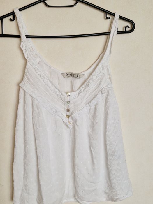 Біла рюшева майка