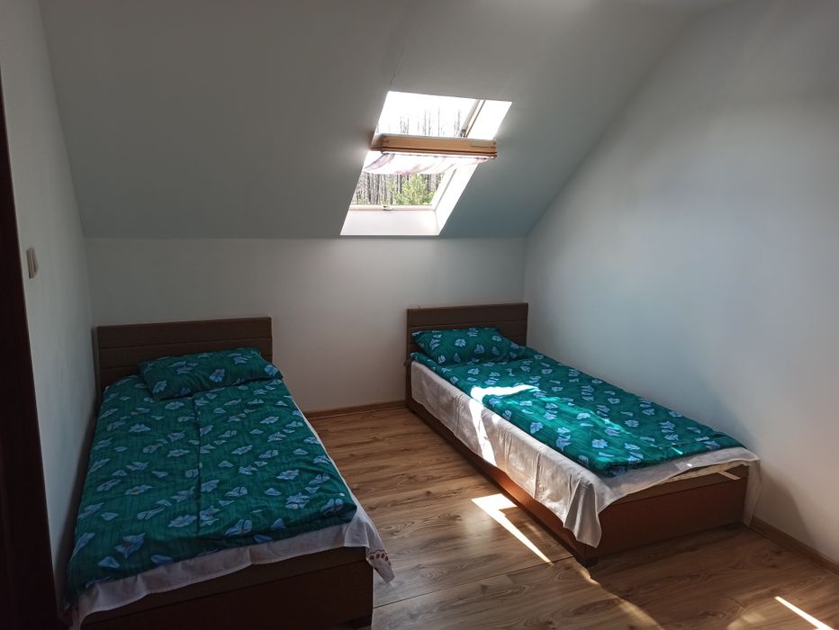 Dom nad jeziorem z jacuzzi ogrodowym .