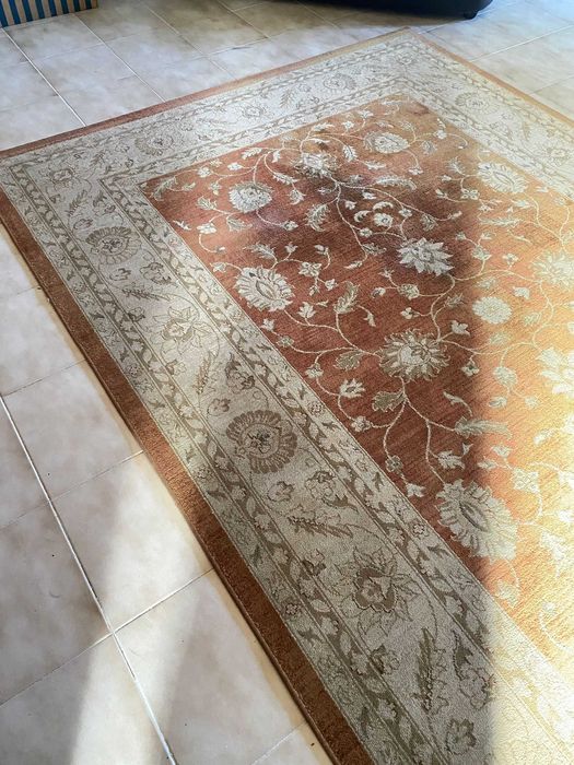 Grande Tapete tons beje e alpercçe, bom estado.